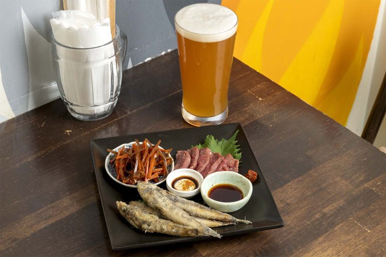 季節の魚をメインにした和風盛り合わせ3種1800円。ビールは680円～。