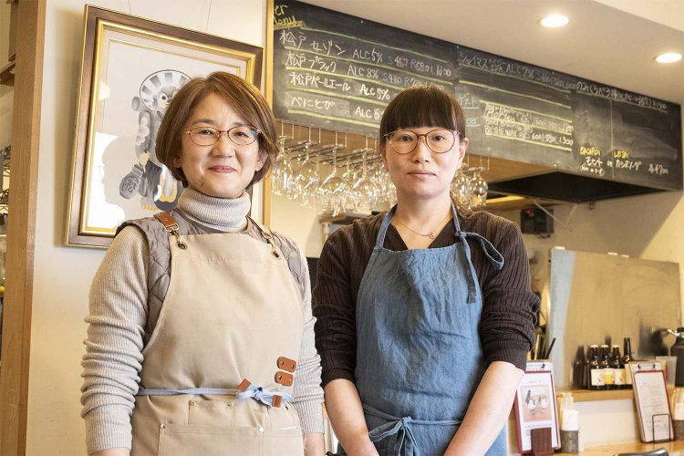 ソムリエの長尾真由美さん（右）。