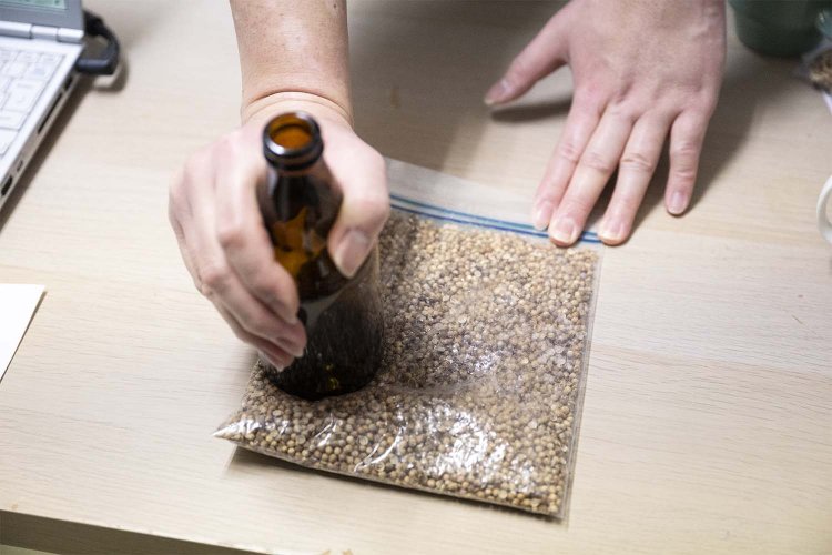 香りづけのコリアンダーシードを砕くのも手作業。