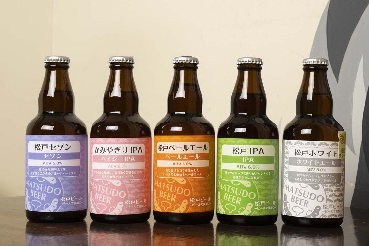 松戸ビール定番5種。左からセゾン、ヘイジーIPA、ペールエール、IPA、ホワイトエール。700～750円。