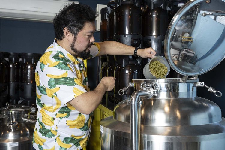 醸造の担当は石田さん（左）。