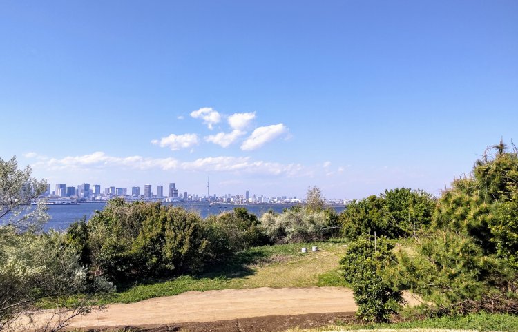 「見晴らし坂」からは東京スカイツリーも見える。