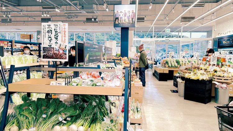 青果売り場もスタイリッシュ。地元を中心としたこだわり商品の美しい陳列。