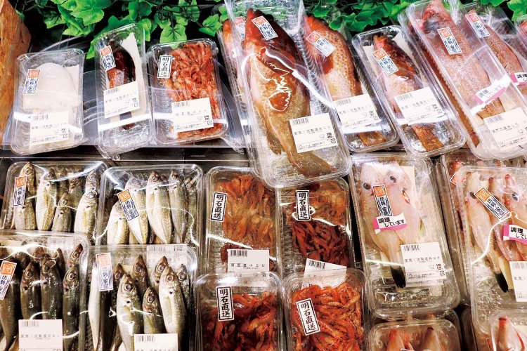 豊かな漁場、播磨（はりま）灘の坊勢（ぼうぜ）・家島から直送の鮮魚も。