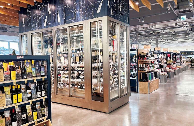 店内中央の巨大なガラス張りはワインセラー。神戸グルメにワインは必需品。