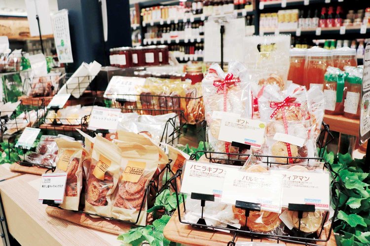 甘党は素通りできない、近隣の和洋菓子の名店コーナーが魅力的。自分へのご褒美や手土産にちょうどいいサイズのギフト品も。