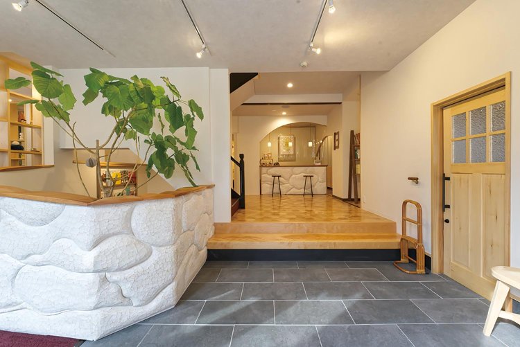 お客さんを最初に出迎えるのは、木工作家・西村洋一さん（nishimokko）作の雲のカウンター。