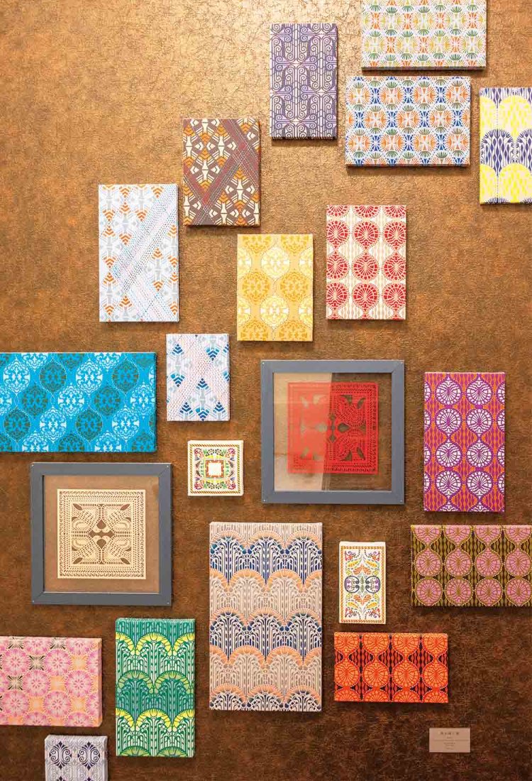 カラフルな色合いで気分が上がる、切り紙作家・矢口加奈子さんのアート作品が階段の踊り場を彩る。