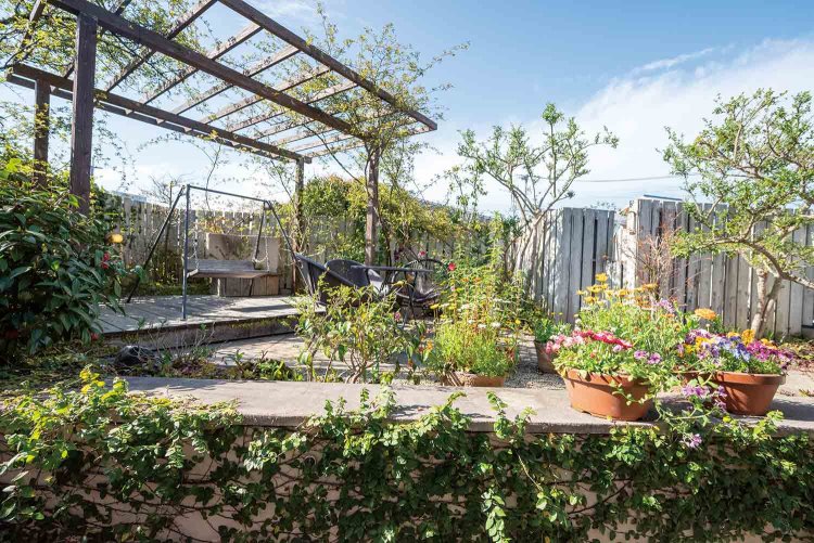 「燕」の客室に併設されたイングリッシュガーデンに季節の花々が咲き乱れる。