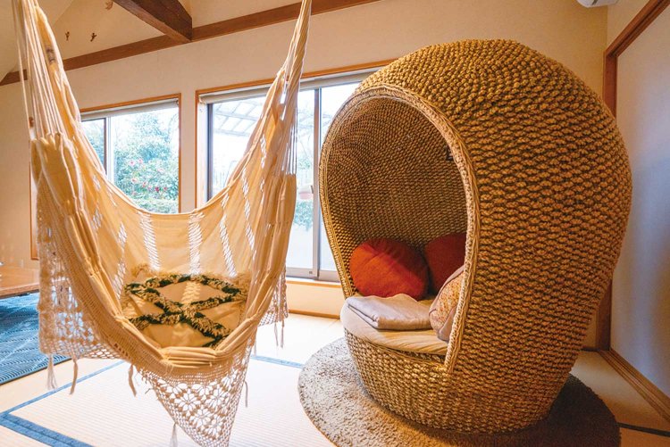 バリ風のソファベッドは、美術館の共有スペースに置いてあった非売品と似たようなものを探して購入した。