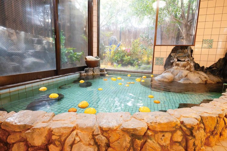 オレンジや晩柑など、大小さまざまな柑橘が浮かんでいる「みかん風呂」。