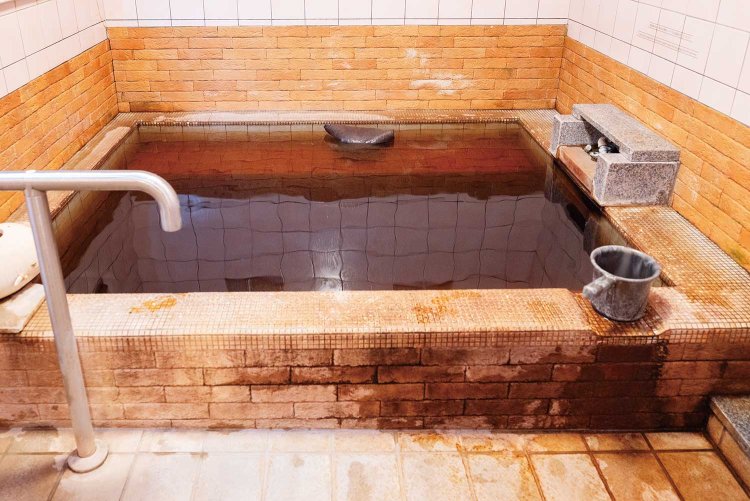 嬉野はお茶の里。温泉に布袋に入れた和紅茶を投入した「紅茶風呂」。ともに貸切で利用できる。