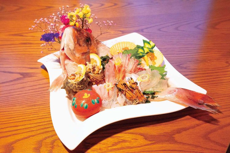 夕食のお造りはヒラメやヒラス（ヒラマサ）、サザエなど玄界灘から届く新鮮な魚を7～8品以上、姿造りで盛り込む。