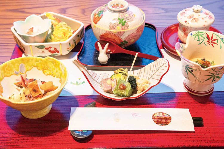 有田や伊万里の器が使われ、料理を華やかに引き立てる。