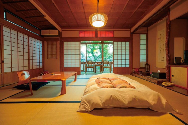 床柱や長押（なげし）に銘木が使われ、落ち着いた雰囲気の「さつき」。