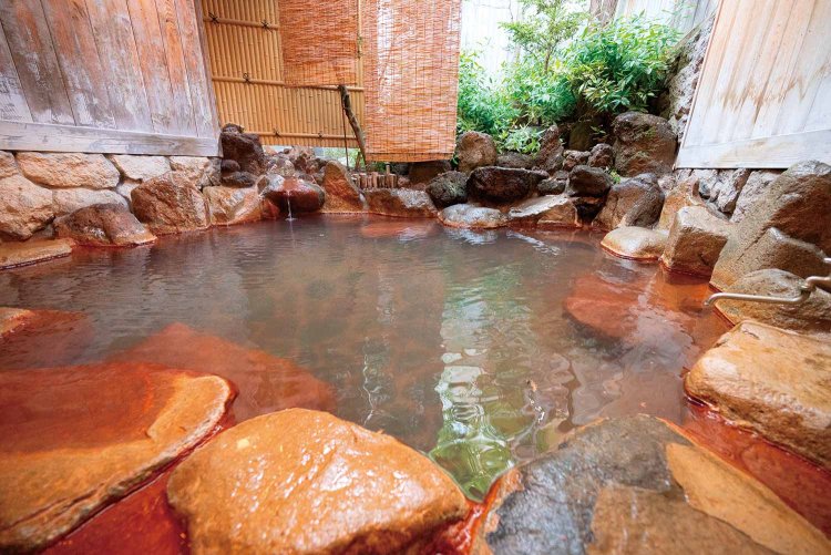 長野県渋温泉でオンリーワンをポリシーに打ち出した『湯本旅館』の新たな“泊食”スタイル
