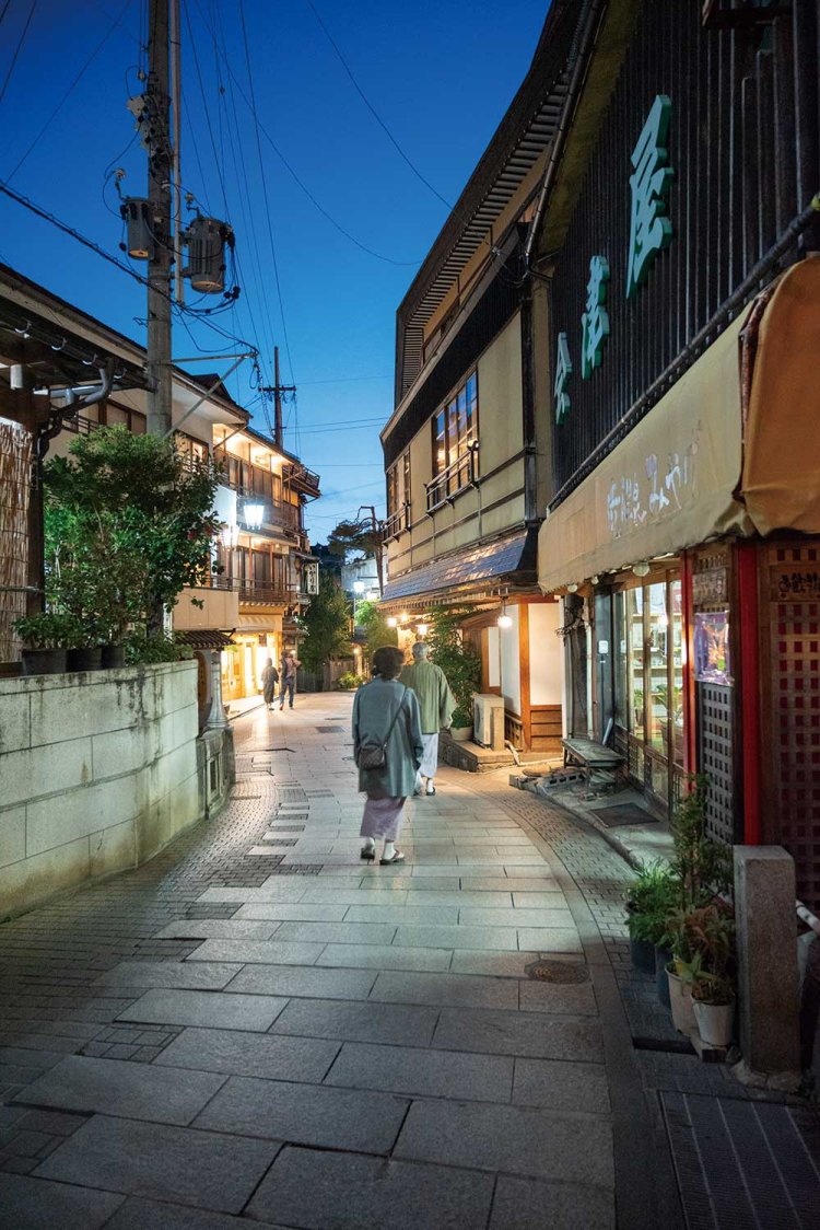 石畳の通りに浴衣姿が似合う渋温泉街。