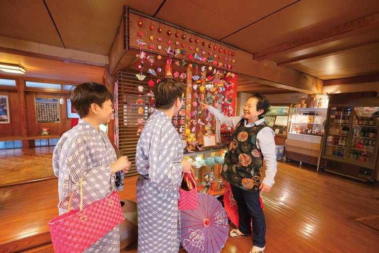 外国からのお客さんとも、すぐに打ち解けて仲よくなる英里さん。