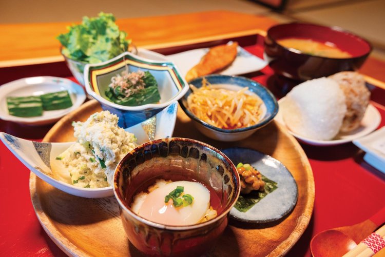 サーモンステーキやおからサラダなど、朝食は英里さんの手作り。野菜たっぷりの味噌汁は、最初から2杯分の大盛り。