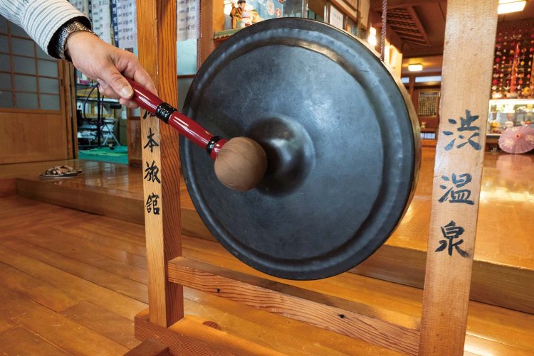 お客さんが帰るときには、1930年代に造られた「ドラ」を鳴らす。