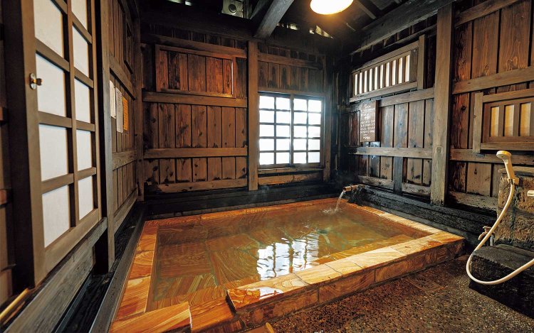 本館にある家族風呂「つばき」。家族風呂は「つばき」「やまぼうし」「田舎の湯」と3カ所ある。すべての浴槽が源泉かけ流し。
