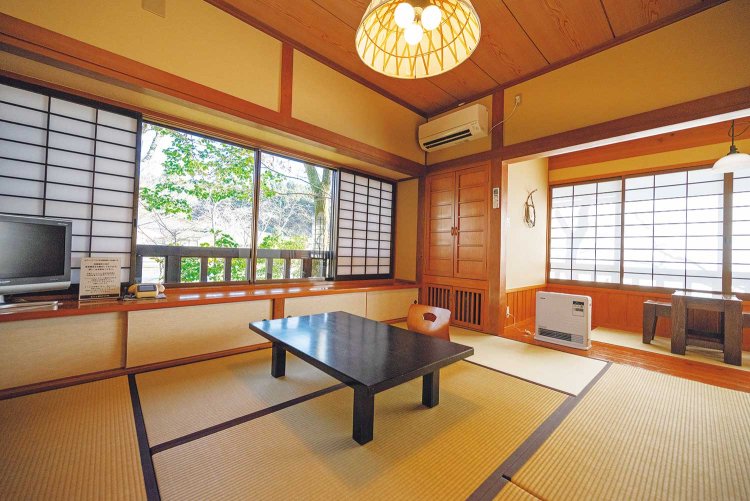 泊まったのは2面採光の和室。客室内にトイレ、洗面所あり。ほかにベッドルームの客室も。