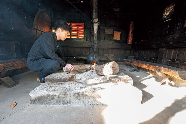 男女別浴場の前に設けられた囲炉裏の休憩所では、薪を燃やし暖をとれる。