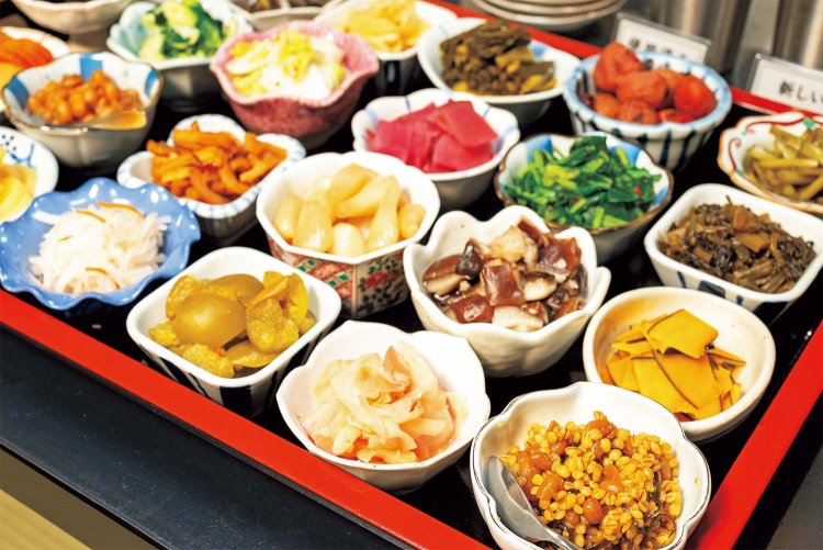 夕食、朝食ともに、旬の食材を使った24種類の漬物が並ぶ。