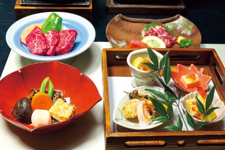 夕食の馬刺（写真右奥）、季節の前菜（右）、おばあちゃんの煮しめ（左）など。