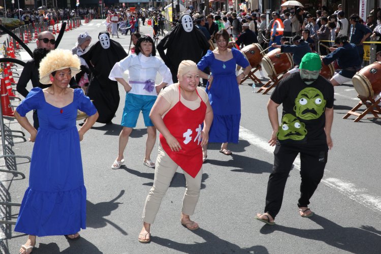 ユニークな仮装連に注目！赤羽駅東口一帯で「第67回赤羽馬鹿祭り」が4月26・27日に開催