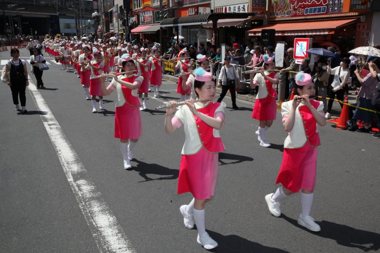 27日（日）のパレードは華やかな音楽隊の演奏から幕を開ける。