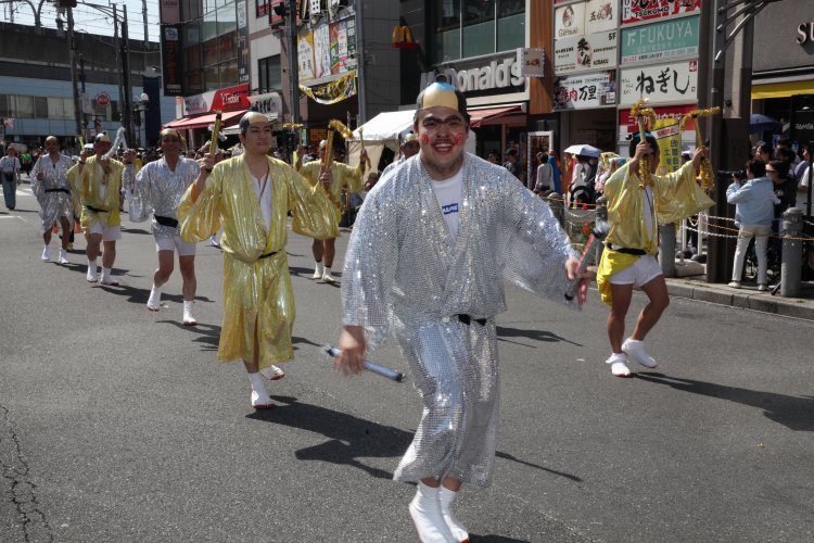 2024年の「馬鹿踊りパレード」ではマツケンサンバ風の衣装に身を包んだ団体も！