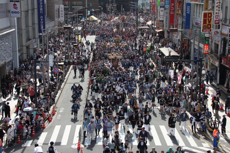 パレードのラストを締めくくるのは、活気あふれる江戸みこしの渡御。