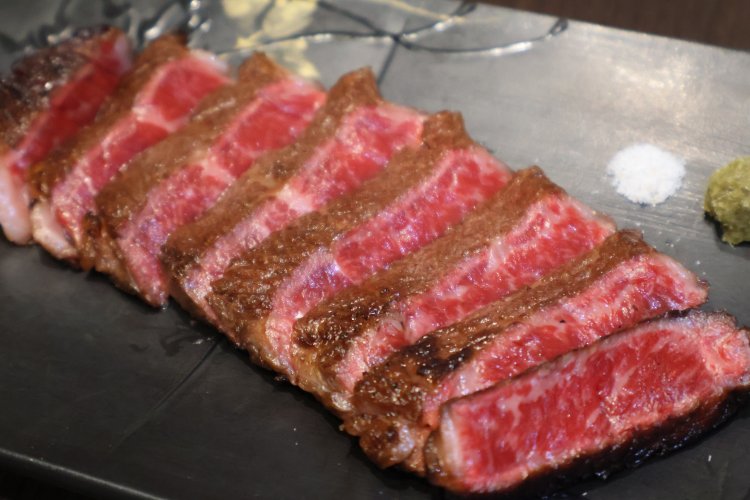 『焼肉 こころ』（大阪府）のとろける松阪牛ステーキ 特製塩と柚子胡椒添え。