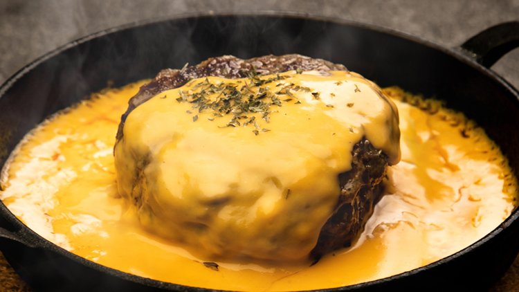 『鉄板dining 響』（東京都）の和牛100%  チーズハンバーグ。