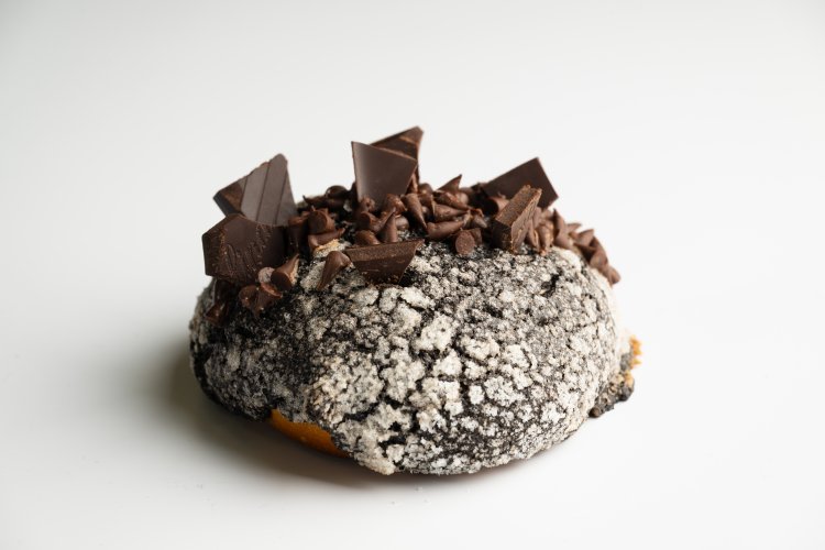 『信濃屋』ゴジラのごつごつ最強パン378 円／1 日20 個限定。