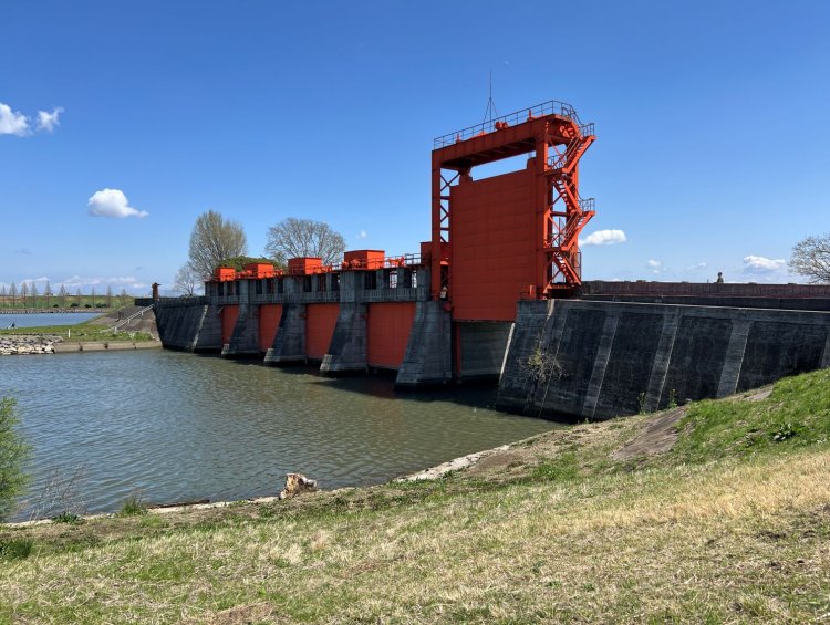 ”赤水門”の別名で知られる旧岩淵水門は、1924年（大正13）に竣工した重要文化財。