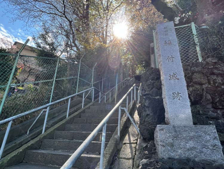 赤羽駅からほど近い稲村城跡（静勝寺）も、境内が「No more cry」（2023年）のPVに映っている。