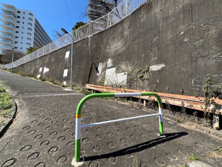 PVにはコンクリート製の車止めが映っていたが、現在は鉄製のものに交換されている。