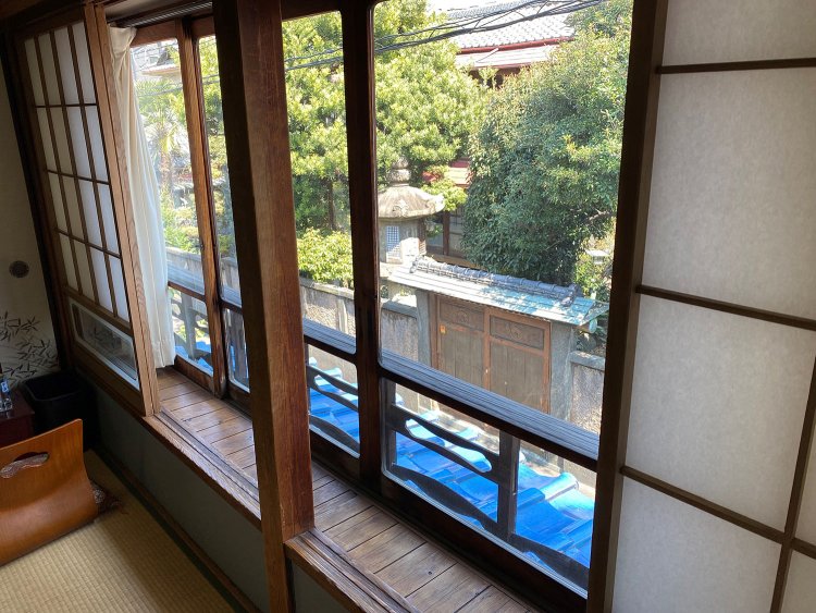 座談会を行った「朝日の間」からは旧館が望める。