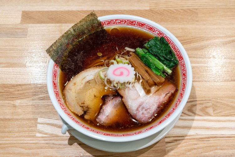 MIXチャーシュー1200円。シンボリックなナルトが “ネオノス感”をグッと引き上げる。