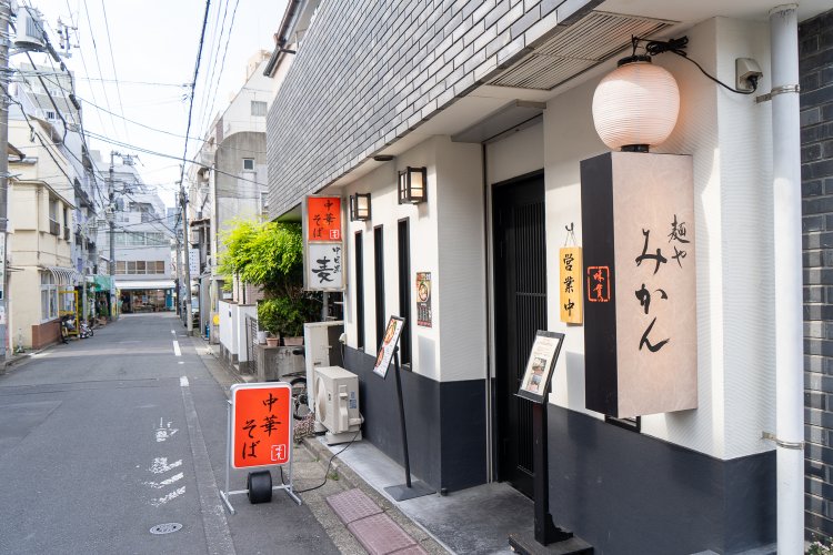 店があるのは目黒銀座商店街を曲がって50mほどのところ。