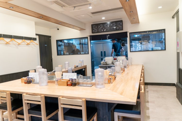 清潔感のある店内。カウンター席のみながら、広さはゆったりしている。