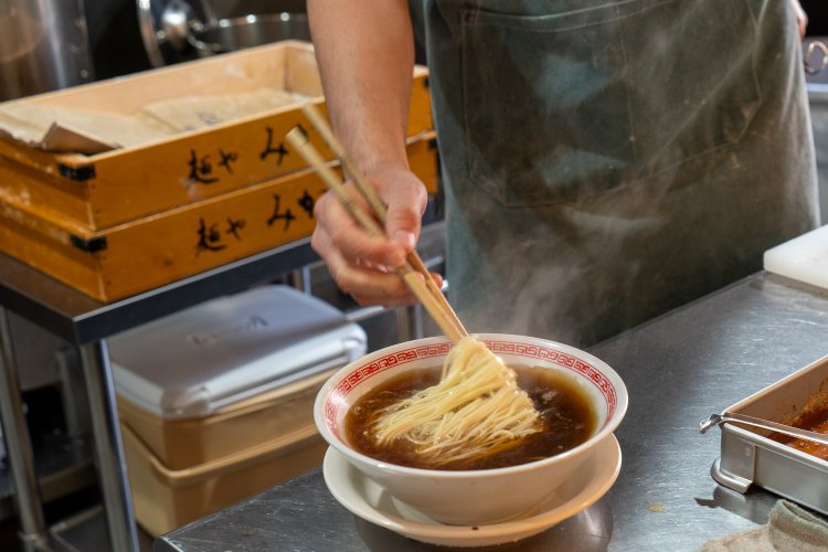 どんぶりを受け皿にのせて提供していることも、どこか懐かしい。