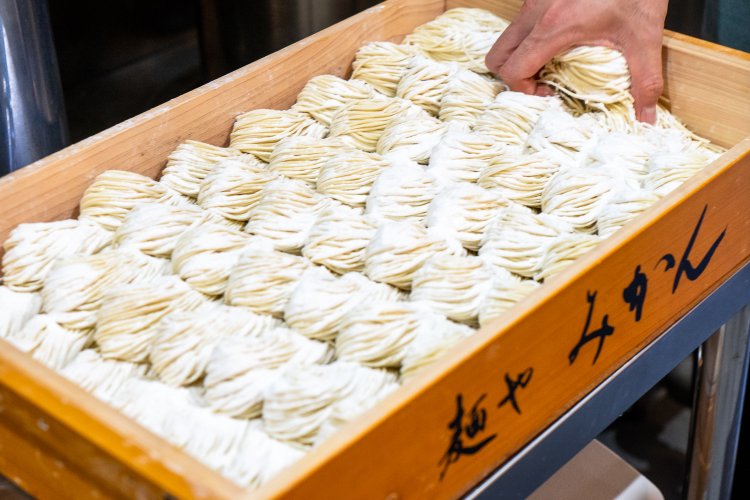 ばんじゅうに美しく並べられた自家製麺。
