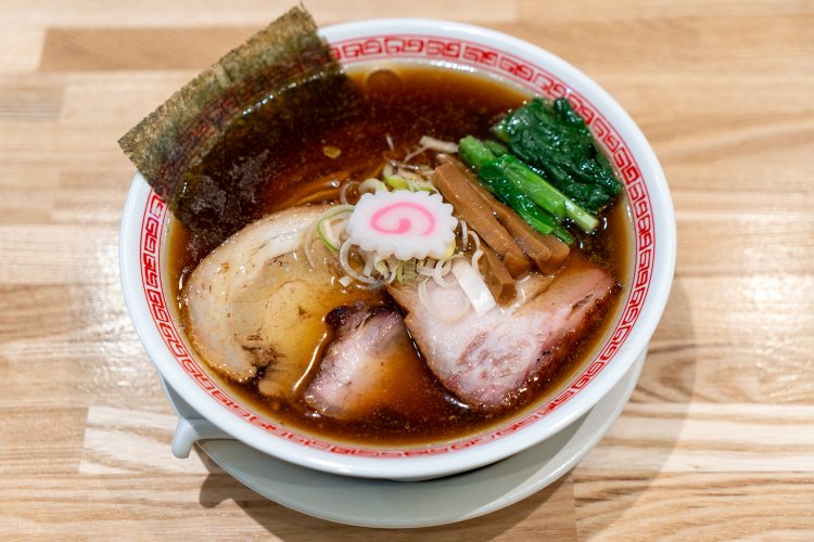 MIXチャーシュー1200円。シンボリックなナルトが “ネオノス感”をグッと増す。