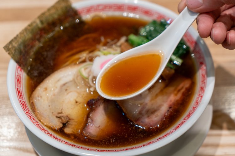 味も色もしっかりめのスープは、煮干し出汁のいい苦味が心地よい。