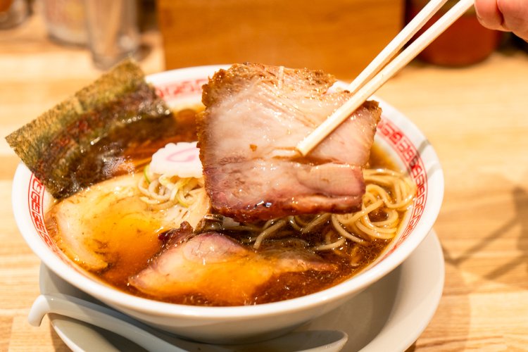 ボリューム満点の炭火つるし焼きチャーシューは2枚。香りも楽しんで！