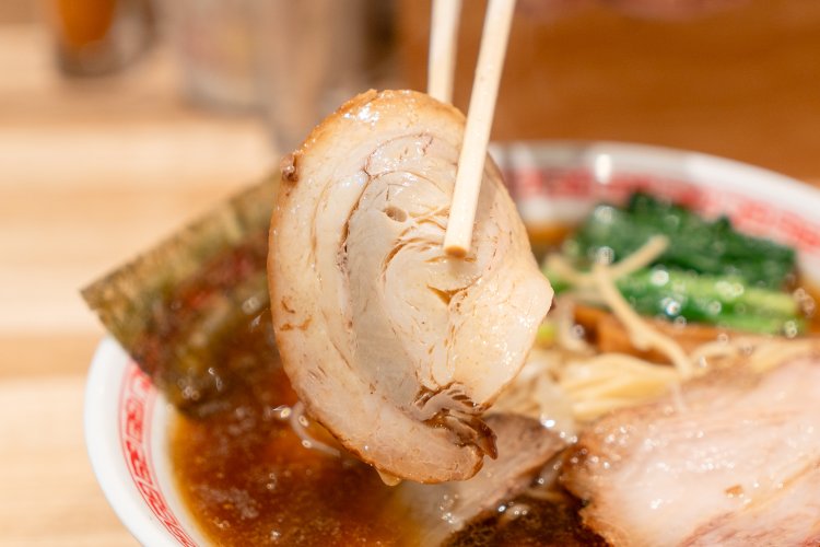 巻きバラチャーシュー1枚。柔らかくて味がしっかり。