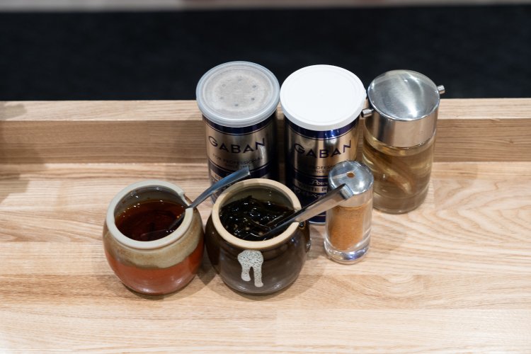 卓上調味料は写真後ろが白と黒のペッパー、煮干酢、前が食べる辣油と酢昆布、陳皮を一味に加えたみかん一味の6種類。ペッパー以外すべて自家製。